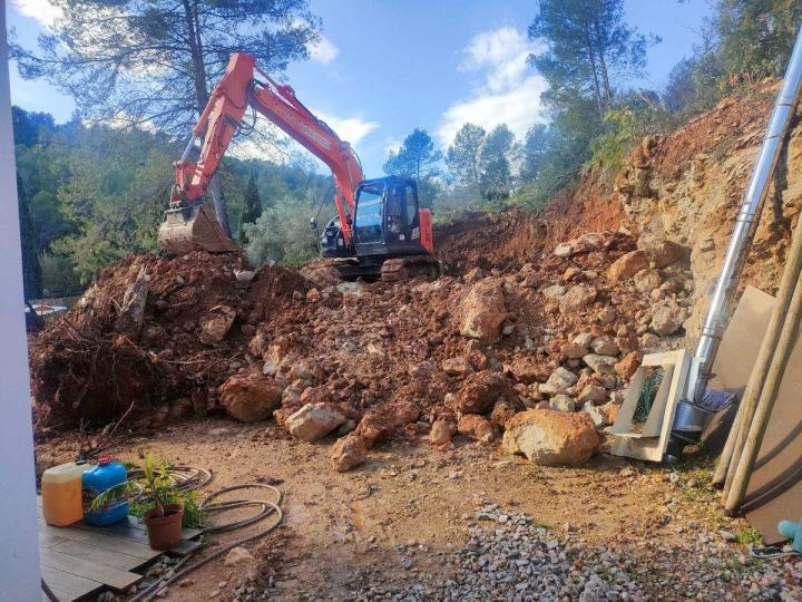 Les travaux de terrassement garantissent la stabilité de la future construction et l'évacuation optimale des eaux de pluie.